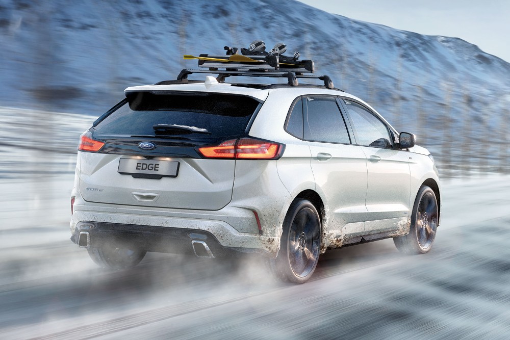 Biały Ford Edge podczas jazdy po oblodzonych drogach